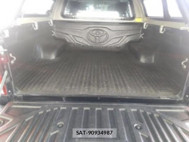 Toyota HILUX 2018-04 8218925-2
