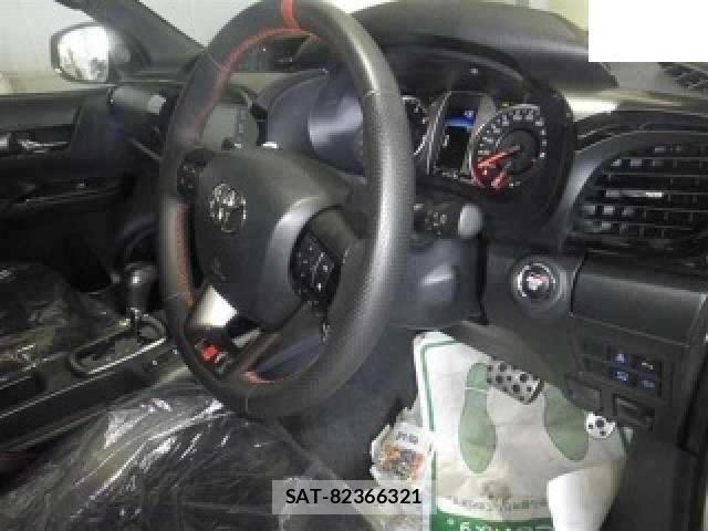Toyota HILUX 2024-06 8218985-2