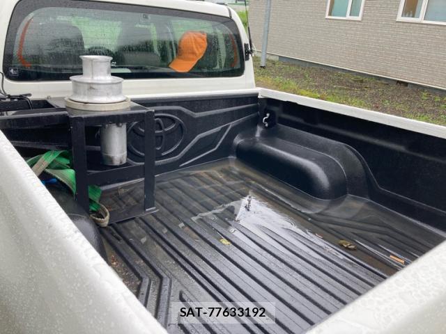 Toyota HILUX 2022-07 8220057-10