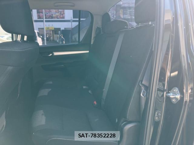 Toyota HILUX 2022-09 8220075-11