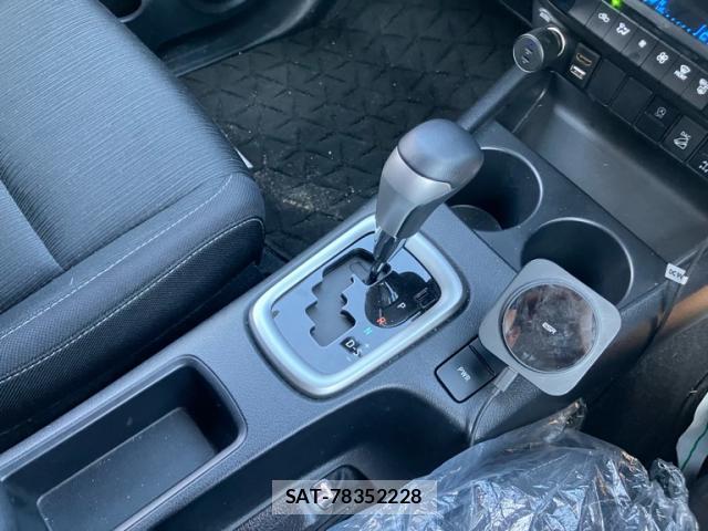 Toyota HILUX 2022-09 8220075-16