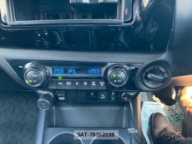 Toyota HILUX 2022-09 8220075-17