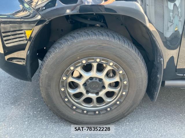 Toyota HILUX 2022-09 8220075-3