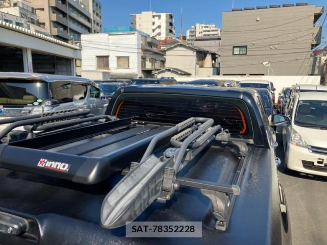 Toyota HILUX 2022-09 8220075-7