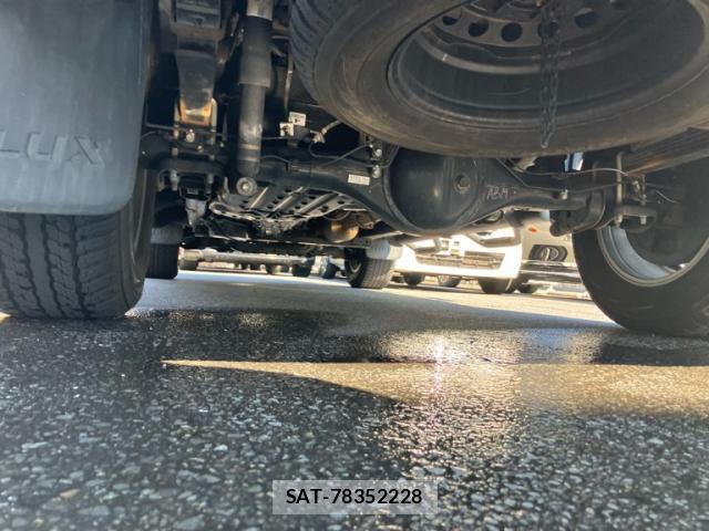 Toyota HILUX 2022-09 8220075-8