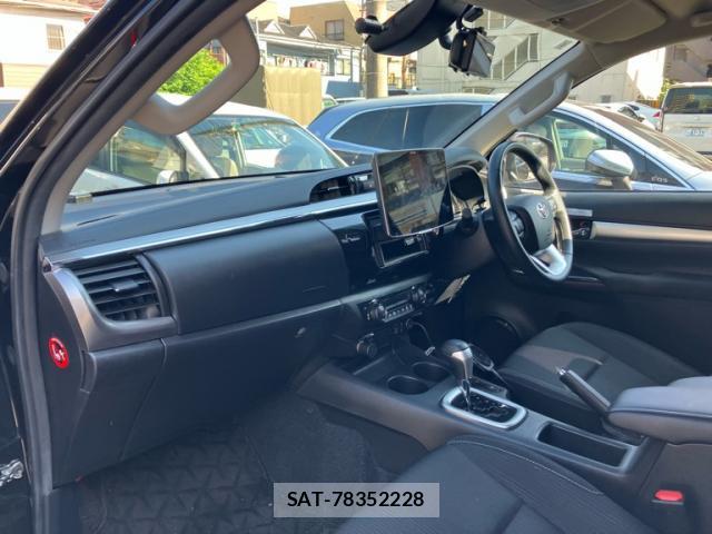 Toyota HILUX 2022-09 8220075-9