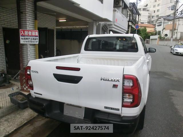Toyota HILUX 2023-09 8223087-1