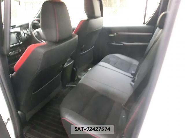 Toyota HILUX 2023-09 8223087-17