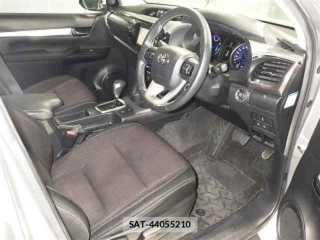 Toyota HILUX 2018-05 8223121-2