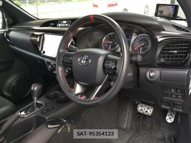 Toyota HILUX 2023-03 8223167-2