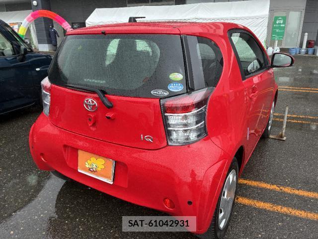 Toyota IQ 2011-08 8220447-1
