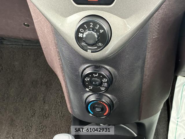 Toyota IQ 2011-08 8220447-10