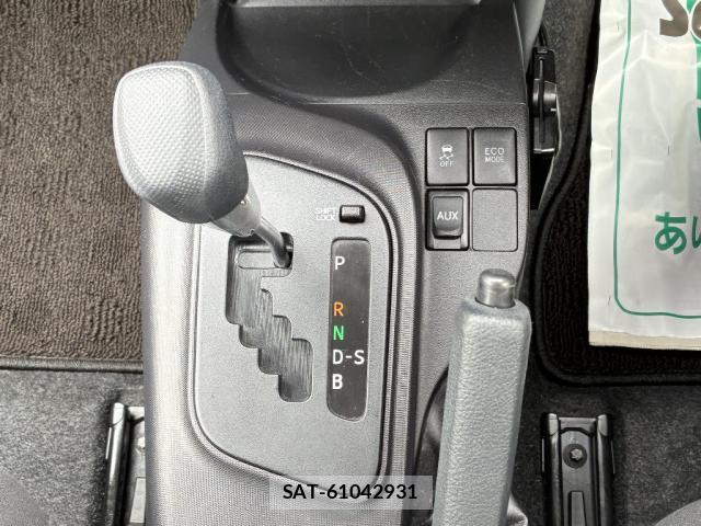 Toyota IQ 2011-08 8220447-11