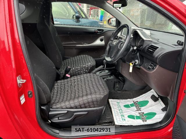 Toyota IQ 2011-08 8220447-4