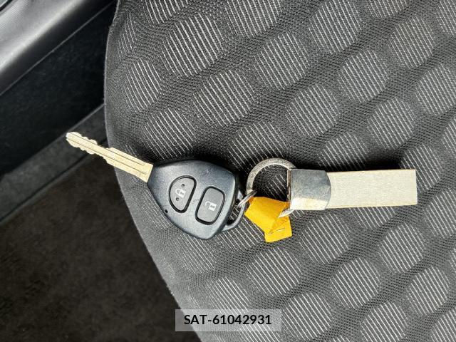 Toyota IQ 2011-08 8220447-8