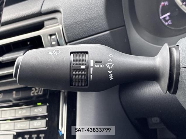 Lexus IS 2021-07 8217233-16