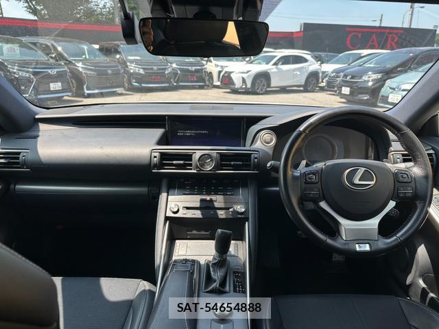 Lexus IS 2016-12 8220580-1