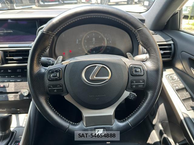 Lexus IS 2016-12 8220580-10