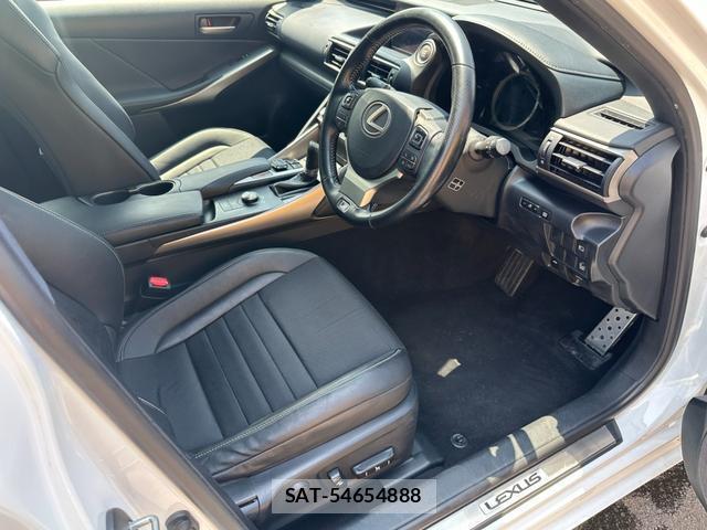 Lexus IS 2016-12 8220580-11