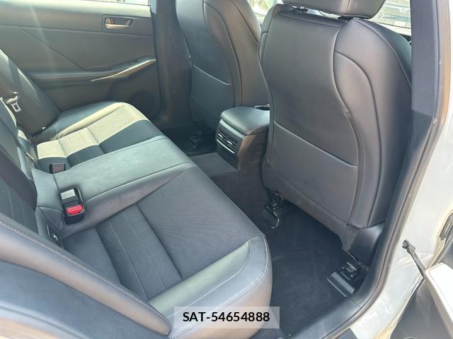 Lexus IS 2016-12 8220580-12