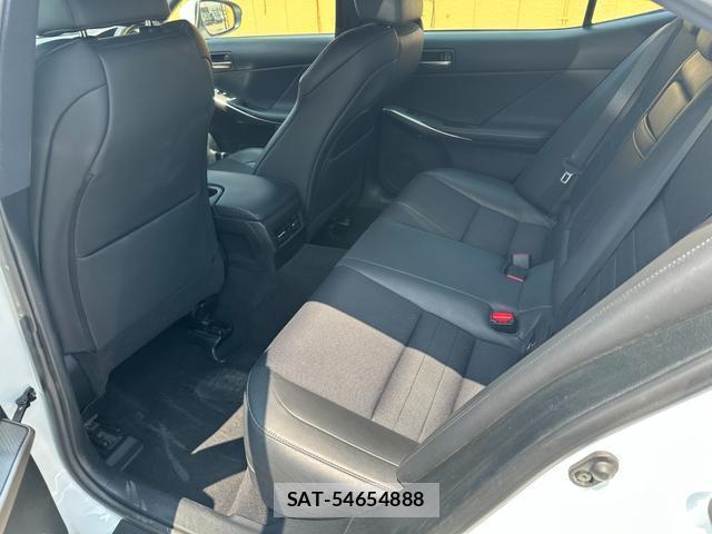 Lexus IS 2016-12 8220580-14