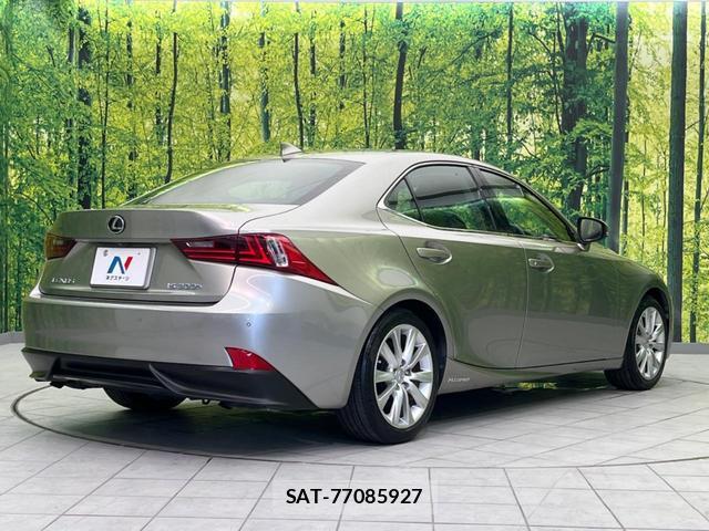 Lexus IS 2015-06 8221137-16
