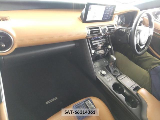 Lexus IS 2021-01 8221415-2