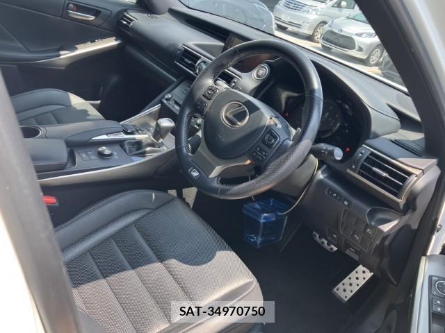 Lexus IS 2018-01 8222793-6