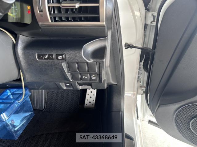 Lexus IS 2015-08 8223620-16