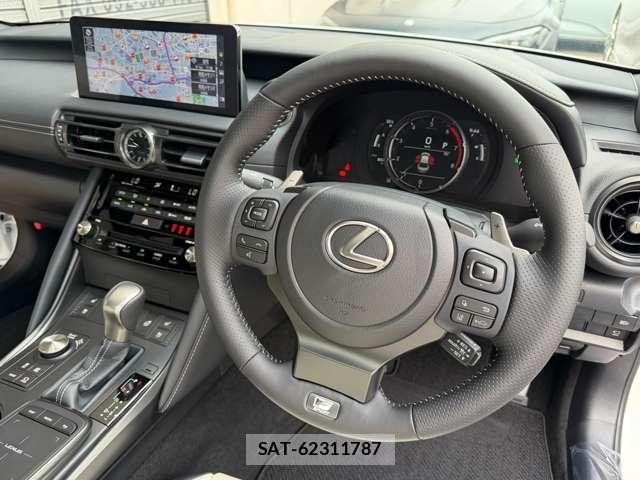 Lexus IS 2026-04 8224314-12