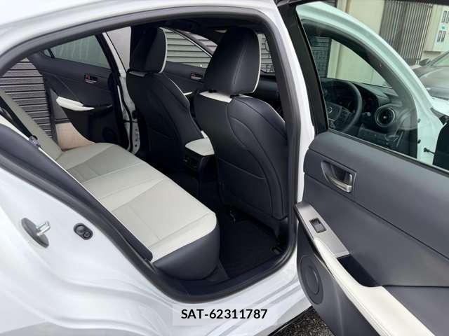 Lexus IS 2026-04 8224314-19