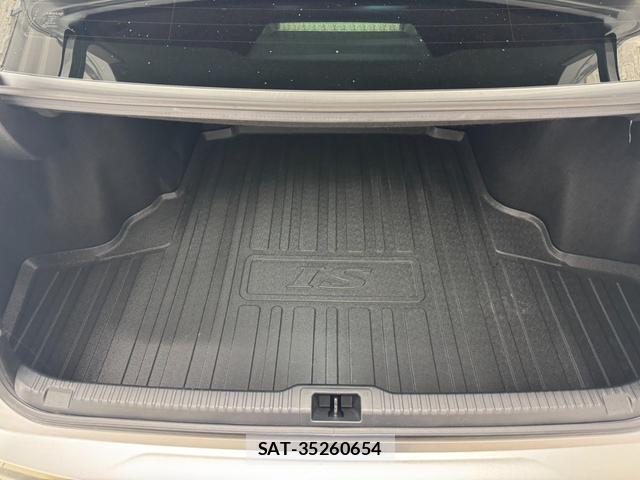 Lexus IS 2021-10 8224366-13