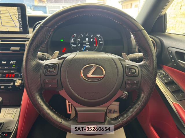 Lexus IS 2021-10 8224366-17