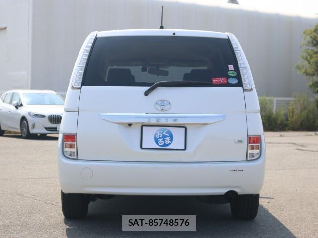 Toyota ISIS 2013-03 8217270-1