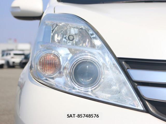 Toyota ISIS 2013-03 8217270-11