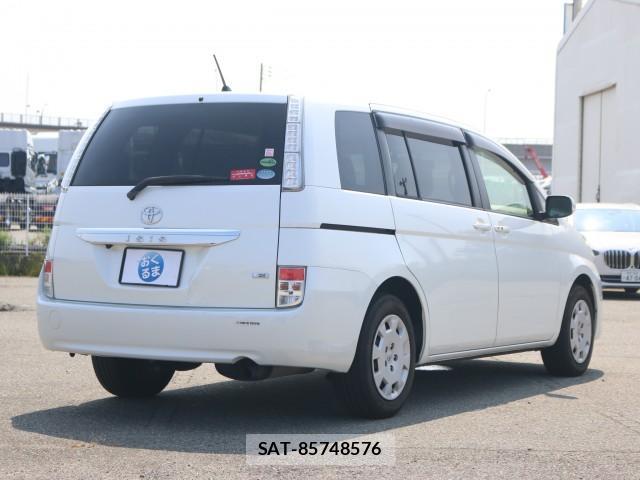 Toyota ISIS 2013-03 8217270-13