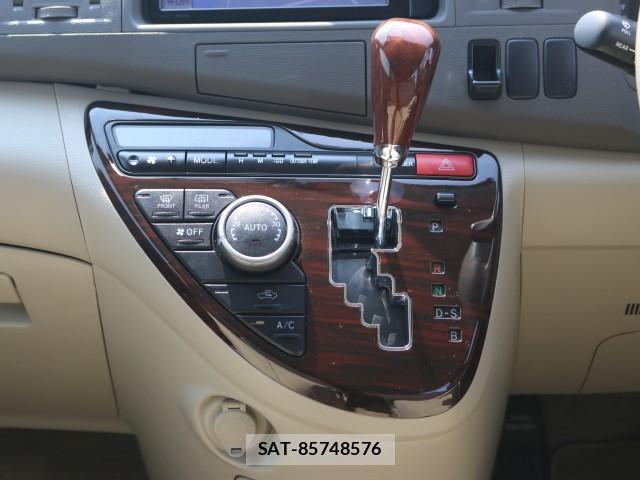 Toyota ISIS 2013-03 8217270-15