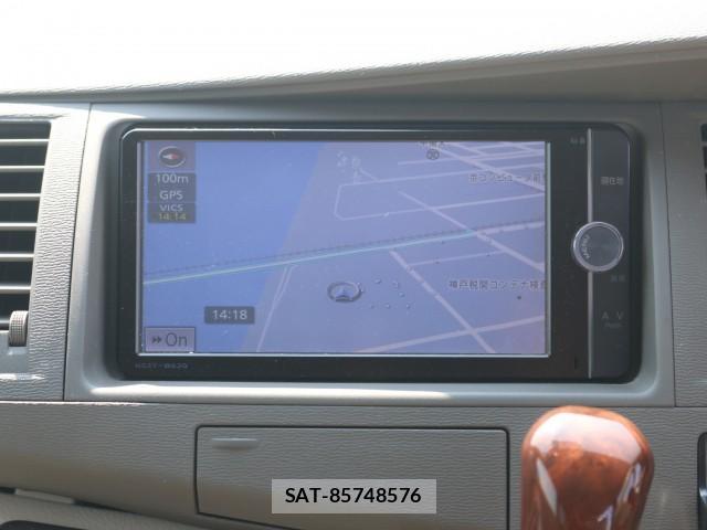 Toyota ISIS 2013-03 8217270-16