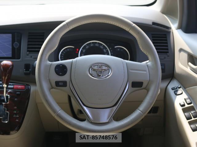 Toyota ISIS 2013-03 8217270-17