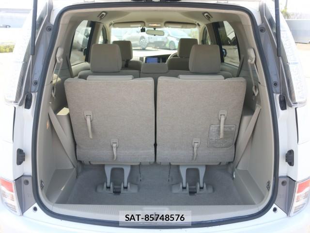 Toyota ISIS 2013-03 8217270-18