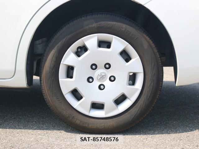 Toyota ISIS 2013-03 8217270-19
