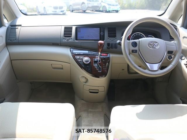 Toyota ISIS 2013-03 8217270-2