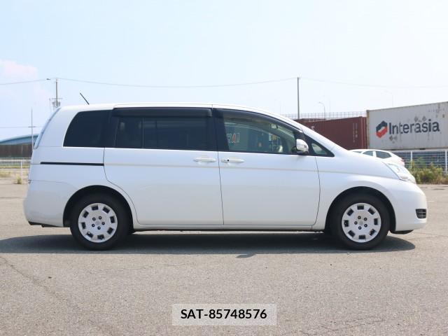 Toyota ISIS 2013-03 8217270-3