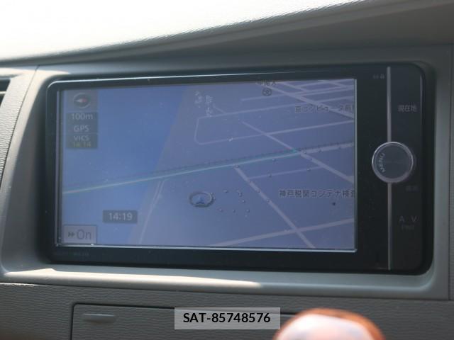 Toyota ISIS 2013-03 8217270-4