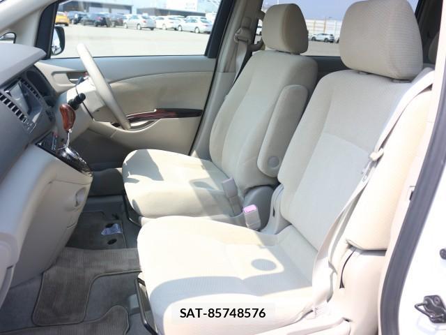 Toyota ISIS 2013-03 8217270-5