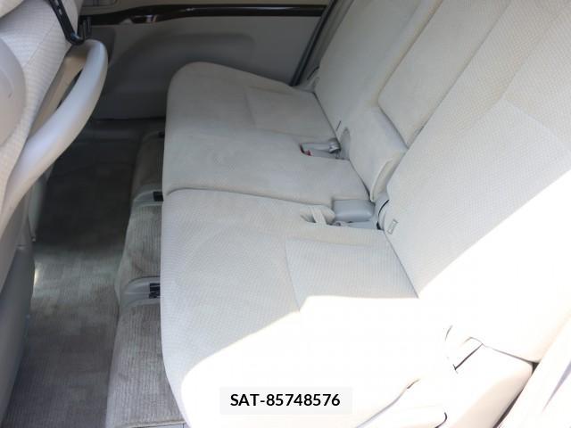 Toyota ISIS 2013-03 8217270-6