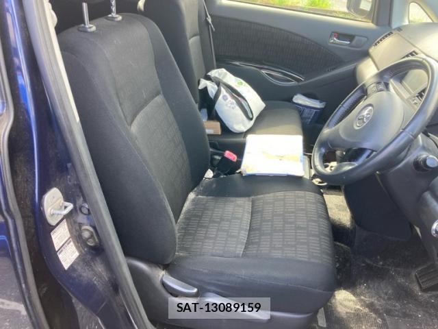 Toyota ISIS 2012-02 8220035-11