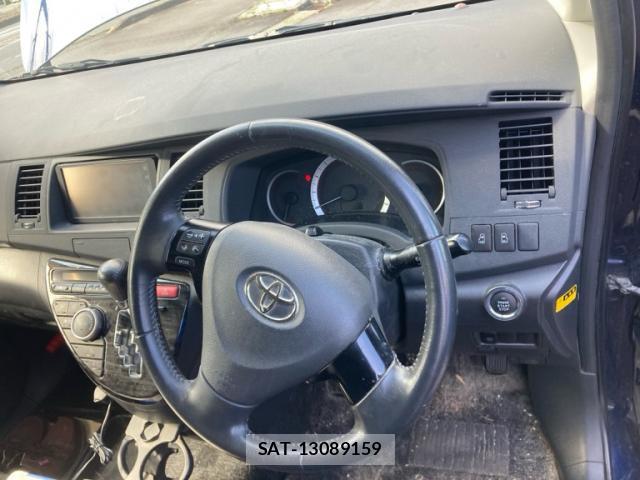 Toyota ISIS 2012-02 8220035-15