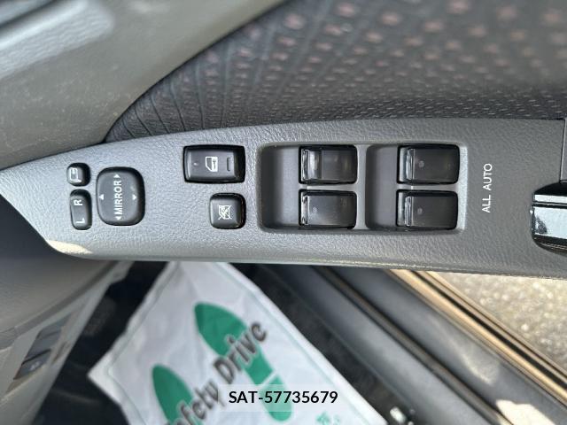 Toyota ISIS 2011-03 8220449-13