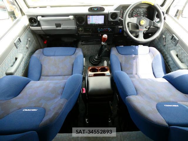 Toyota Land Cruiser 70 1999-12 8221813-17